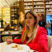 Profesora de inglés imparte clases a niños y adultos de todas las edades